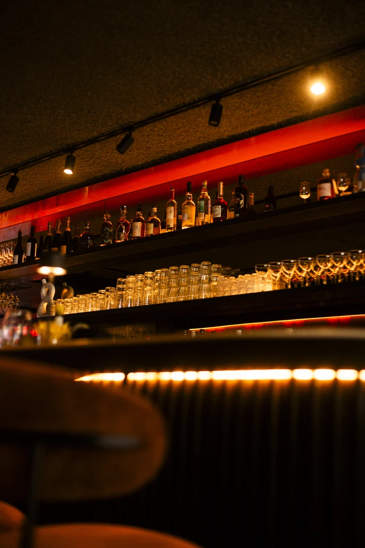 Bar met krukken
